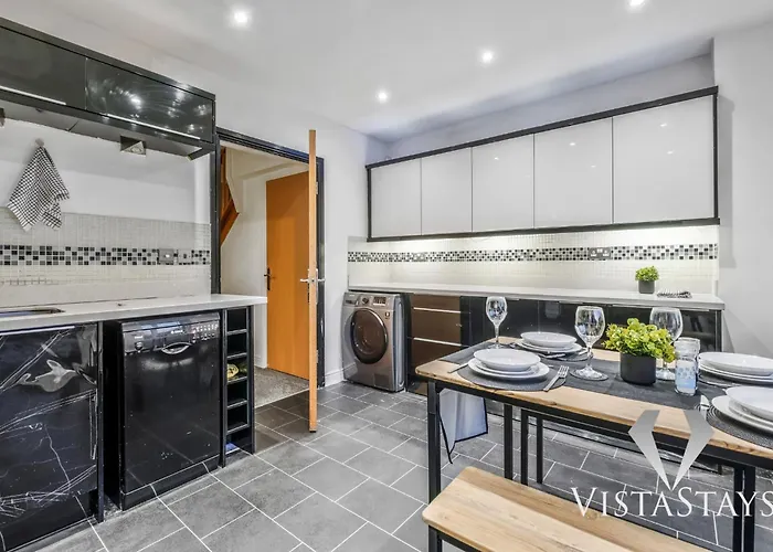 Casa vacanze 4 Bed House By Vista Short Lets & Serviced With Pool Table, Free Parking & Near *