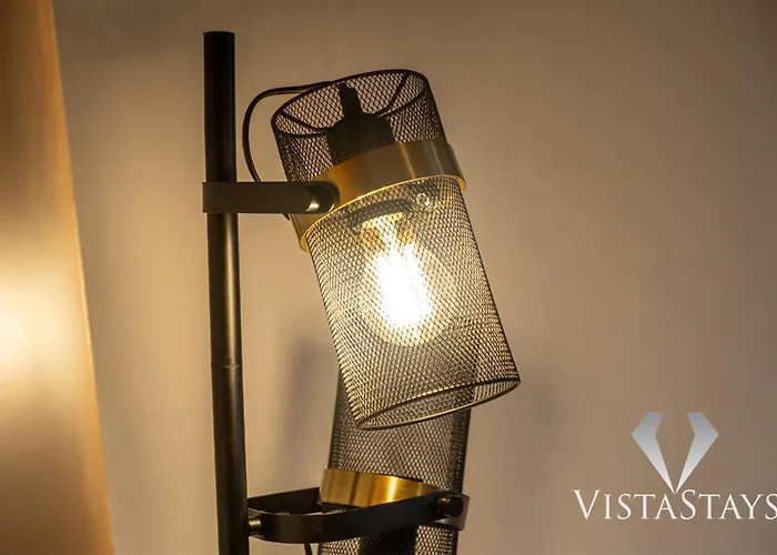 4 Bed House By Vista Short Lets & Serviced With Pool Table, Free Parking & Near Casa vacanze