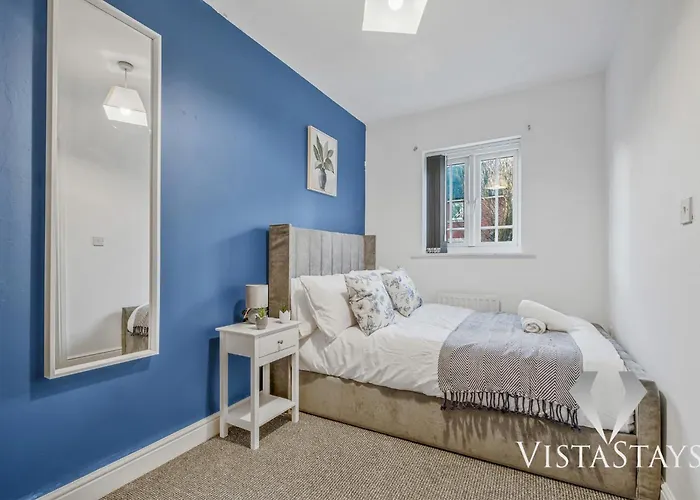 Casa vacanze 4 Bed House By Vista Short Lets & Serviced With Pool Table, Free Parking & Near