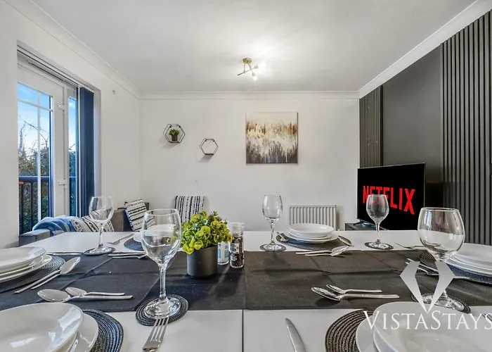 4 Bed House By Vista Short Lets & Serviced With Pool Table, Free Parking & Near Manchester