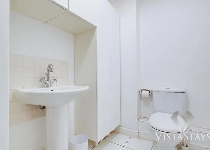 4 Bed House By Vista Short Lets & Serviced With Pool Table, Free Parking & Near Casa vacanze *