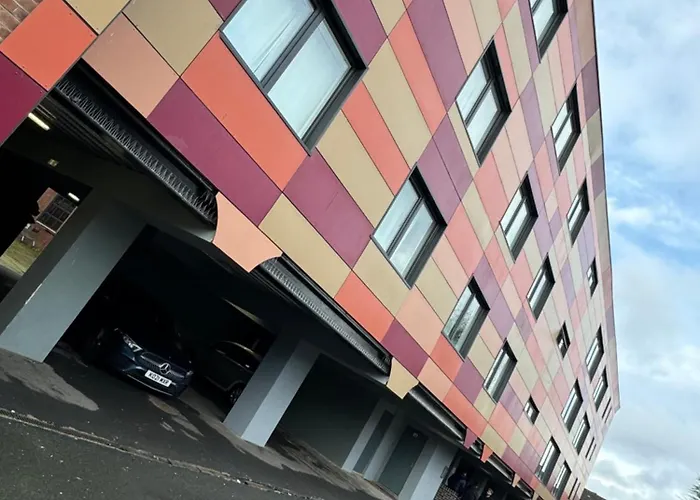 Quay House - Salford - 2bdr Sleeps 7, Spacious & Quiet - Free Parking - Close To Centre, United & The Lowry *