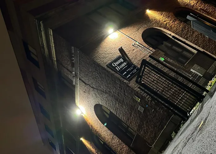 Quay House - Salford - 2bdr Sleeps 7, Spacious & Quiet - Free Parking - Close To Centre, United & The Lowry Manchester