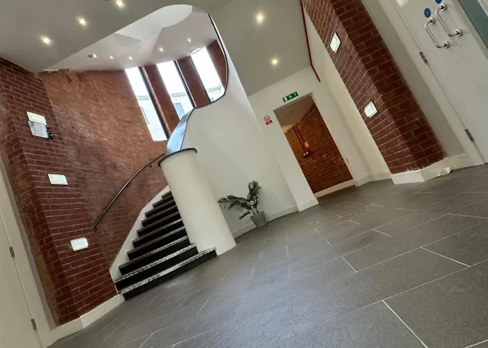 Quay House - Salford - 2bdr Sleeps 7, Spacious & Quiet - Free Parking - Close To Centre, United & The Lowry