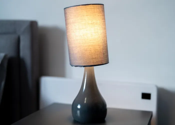 Quay House - Salford - 2bdr Sleeps 7, Spacious & Quiet - Free Parking - Close To Centre, United & The Lowry *