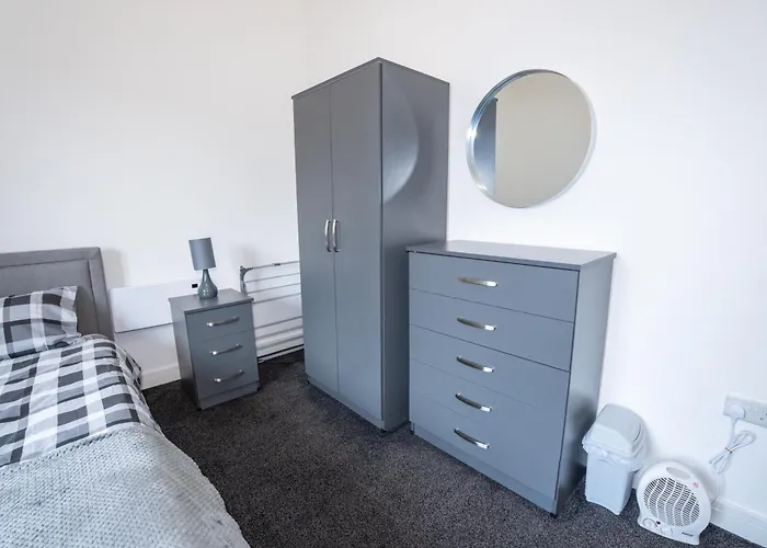 Quay House - Salford - 2bdr Sleeps 7, Spacious & Quiet - Free Parking - Close To Centre, United & The Lowry