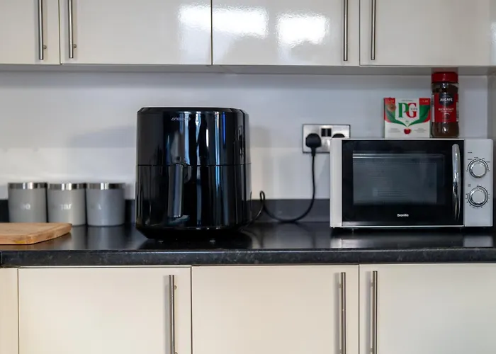 Quay House - Salford - 2bdr Sleeps 7, Spacious & Quiet - Free Parking - Close To Centre, United & The Lowry Manchester