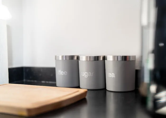 Quay House - Salford - 2bdr Sleeps 7, Spacious & Quiet - Free Parking - Close To Centre, United & The Lowry Manchester