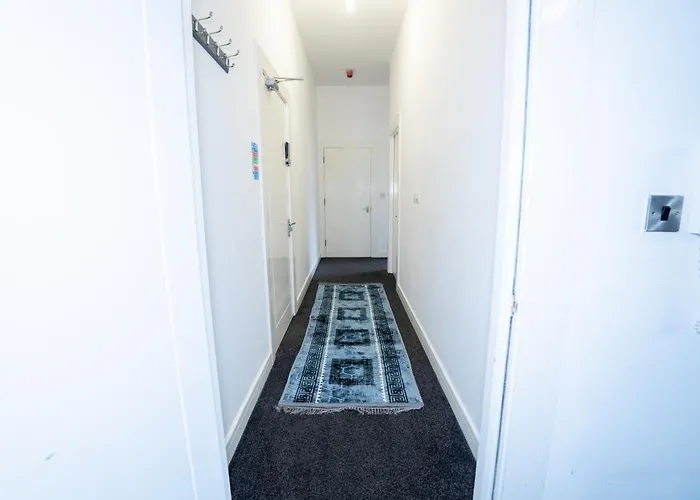 Quay House - Salford - 2bdr Sleeps 7, Spacious & Quiet - Free Parking - Close To Centre, United & The Lowry Manchester