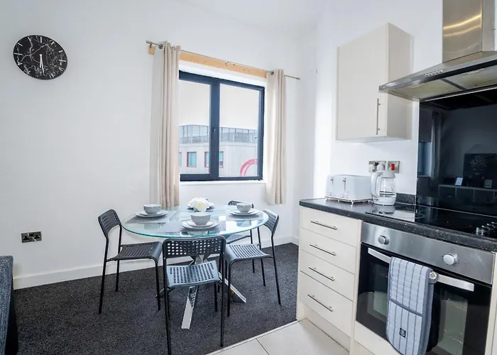 Quay House - Salford - 2bdr Sleeps 7, Spacious & Quiet - Free Parking - Close To Centre, United & The Lowry * Manchester