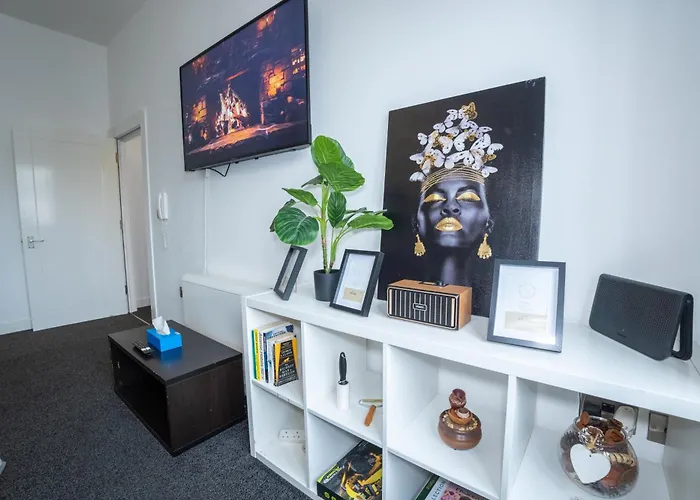 Quay House - Salford - 2bdr Sleeps 7, Spacious & Quiet - Free Parking - Close To Centre, United & The Lowry *