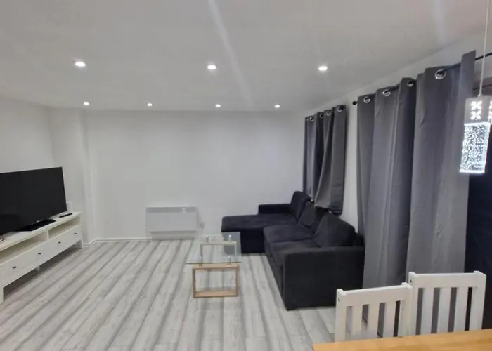 Cozy Modern 2 Bed Flat, With Parking, Close To Town * 맨체스터