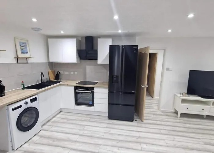 아파트 Cozy Modern 2 Bed Flat, With Parking, Close To Town *