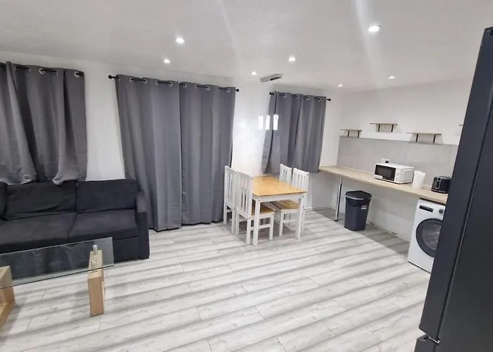 Apartman Cozy Modern 2 Bed Flat, With Parking, Close To Town *