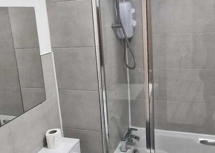 Cozy Modern 2 Bed Flat, With Parking, Close To Town *