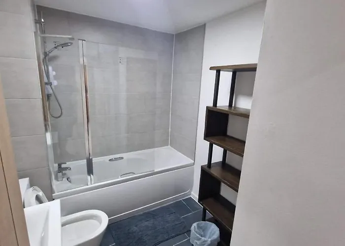 Cozy Modern 2 Bed Flat, With Parking, Close To Town Manchester