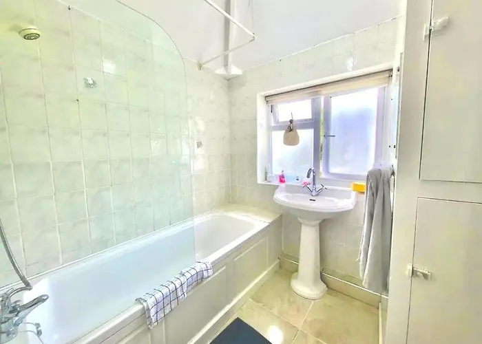 Spacious 3-bed Family Retreat With Cosy Living And Garden! Free Parking