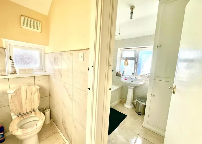 Spacious 3-bed Family Retreat With Cosy Living And Garden! Free Parking Manchester