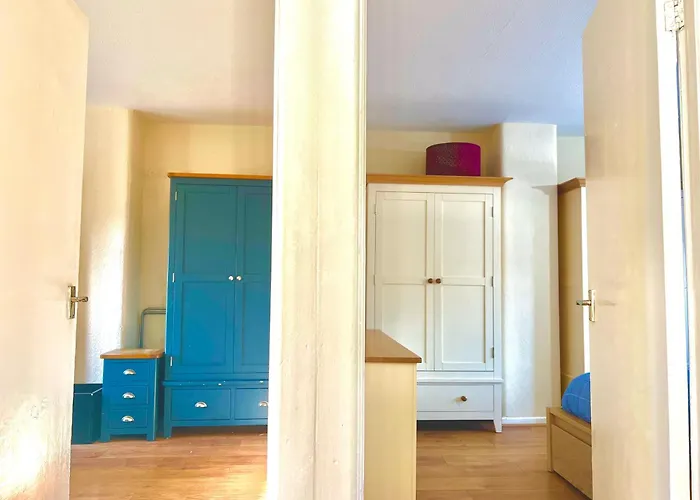 Ferienhaus Spacious 3-bed Family Retreat With Cosy Living And Garden! Free Parking *