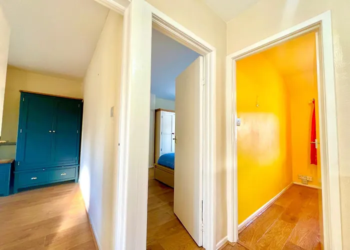 Spacious 3-bed Family Retreat With Cosy Living And Garden! Free Parking