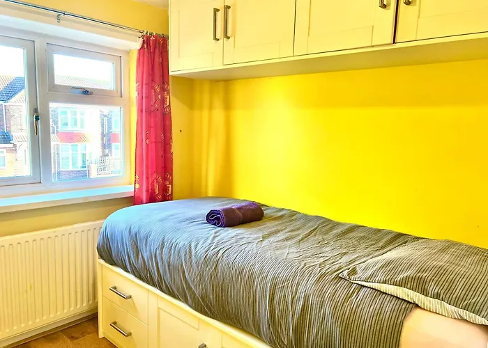 Spacious 3-bed Family Retreat With Cosy Living And Garden! Free Parking