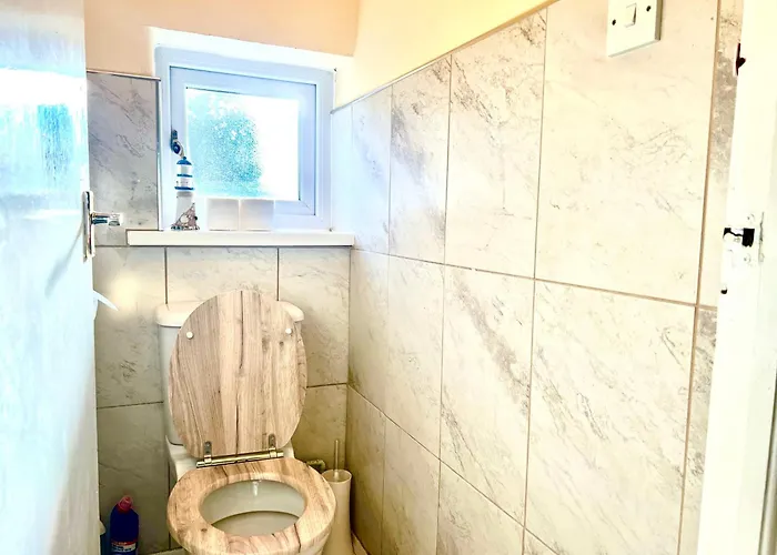 Spacious 3-bed Family Retreat With Cosy Living And Garden! Free Parking Prázdninový dům