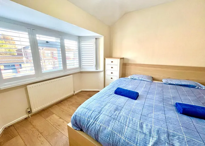 Spacious 3-bed Family Retreat With Cosy Living And Garden! Free Parking * Manchester