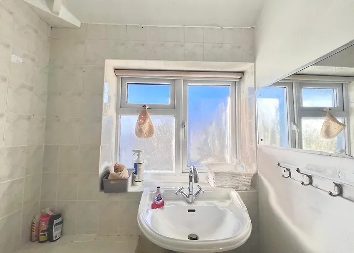 Spacious 3-bed Family Retreat With Cosy Living And Garden! Free Parking Prázdninový dům