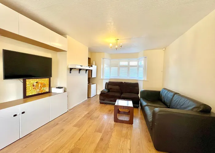 Ferienhaus Spacious 3-bed Family Retreat With Cosy Living And Garden! Free Parking *