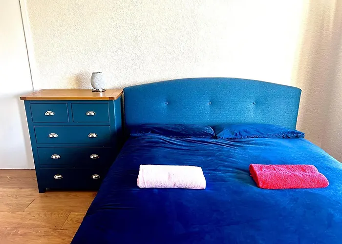 Spacious 3-bed Family Retreat With Cosy Living And Garden! Free Parking Manchester