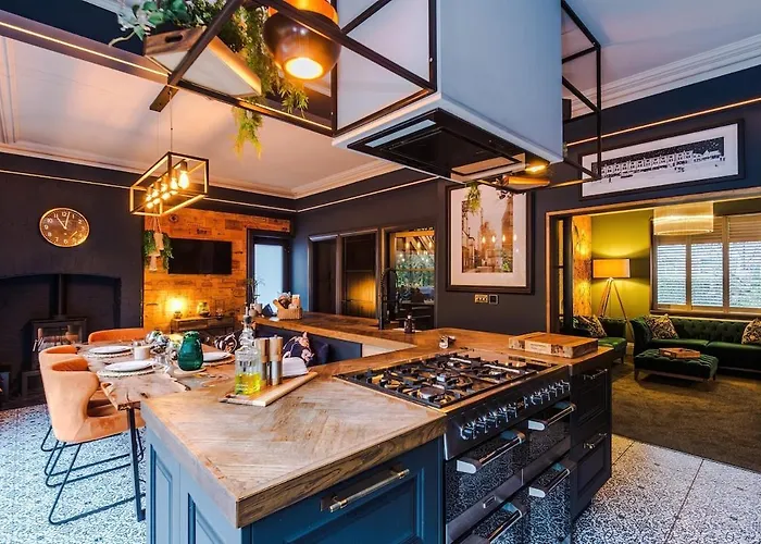 بيت للعطل Unique In Northenden Urban Oasis Sleeps 8 *