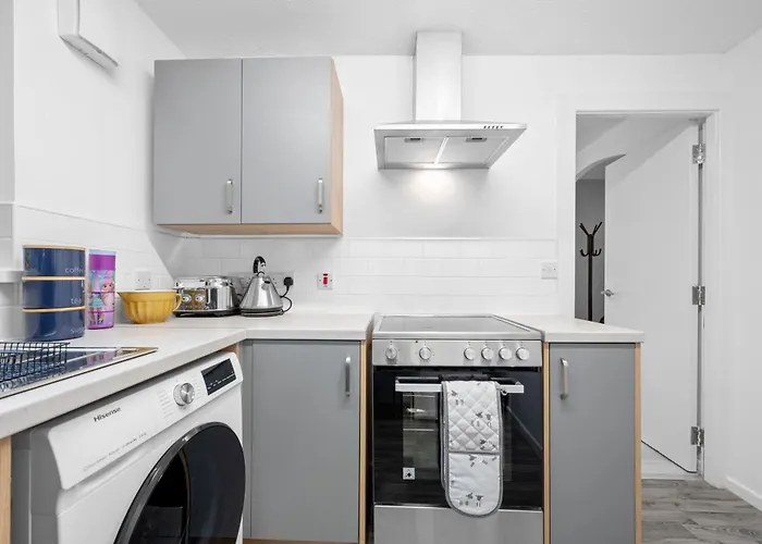 Semesterbostad Lovely 3bedroom House, 7mins Drive To Center, Etihad Stadium & Coop Live Arena *