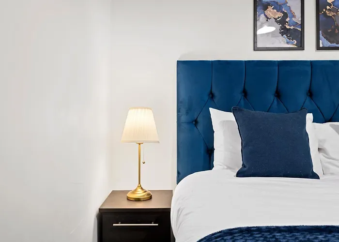 Semesterbostad Lovely 3bedroom House, 7mins Drive To Center, Etihad Stadium & Coop Live Arena *