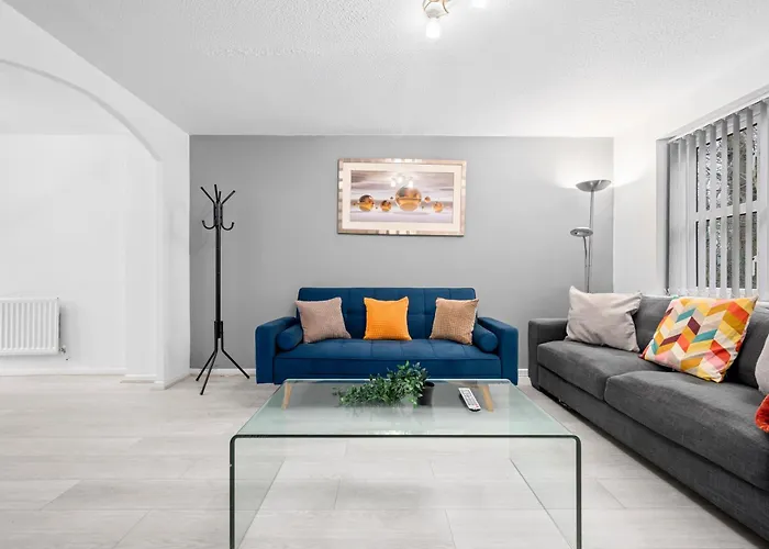 Lovely 3bedroom House, 7mins Drive To Center, Etihad Stadium & Coop Live Arena Semesterbostad