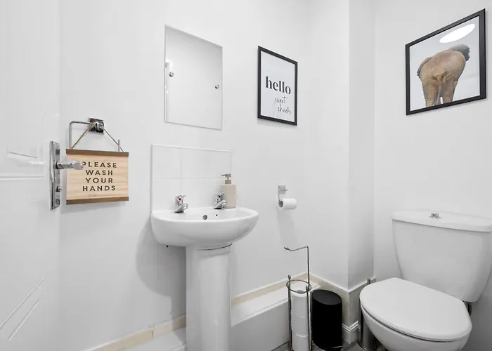 Сasa de vacaciones Lovely 3bedroom House, 7mins Drive To Center, Etihad Stadium & Coop Live Arena *