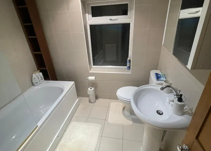 -sleeps 10 People Spacious House -fast Free Wifi -free Parking -contractor Friendly Сasa de vacaciones