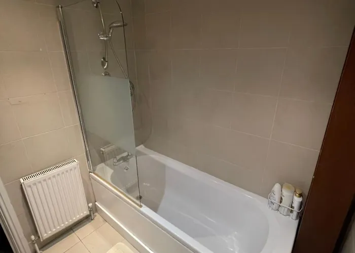 -sleeps 10 People Spacious House -fast Free Wifi -free Parking -contractor Friendly *