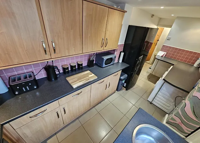 -sleeps 10 People Spacious House -fast Free Wifi -free Parking -contractor Friendly *