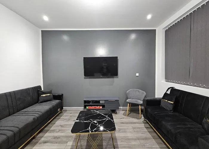 Landcross Co-living - Private Self-cater