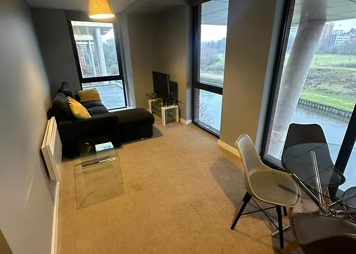 Adelphi Wharf By Beehosting * Manchester