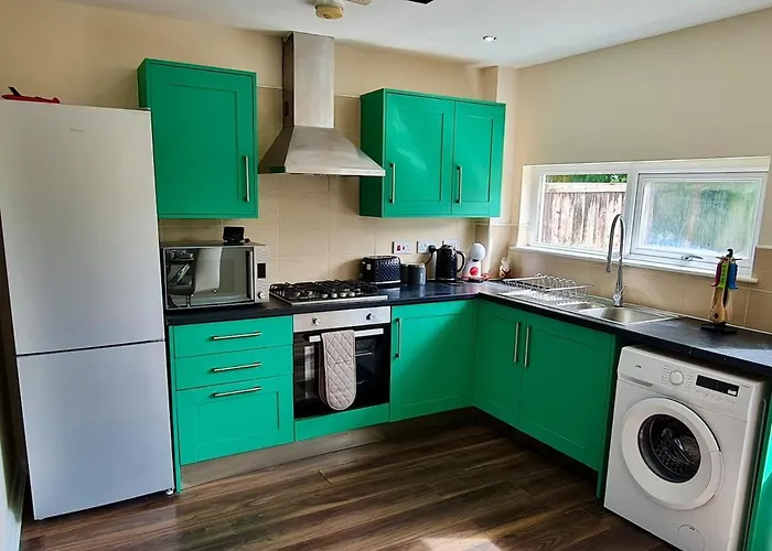 Cute 3 Bedroom House Near Etihad Stadium And Coop Arena With Parking *