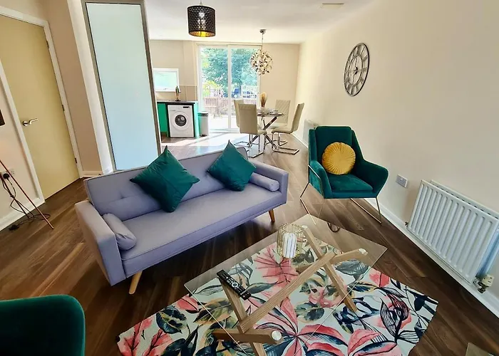 Cute 3 Bedroom House Near Etihad Stadium And Coop Arena With Parking * Manchester