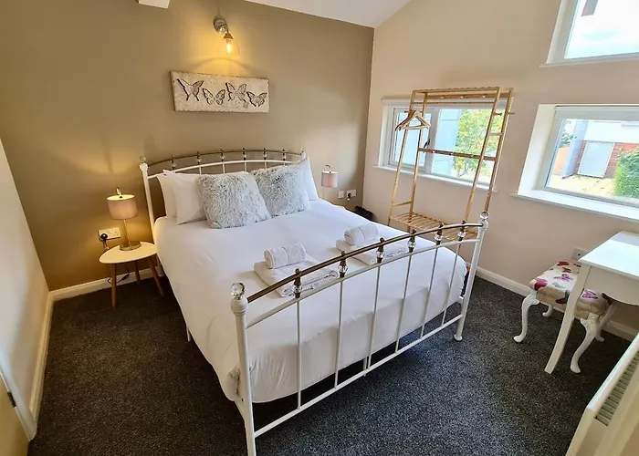 Cute 3 Bedroom House Near Etihad Stadium And Coop Arena With Parking *