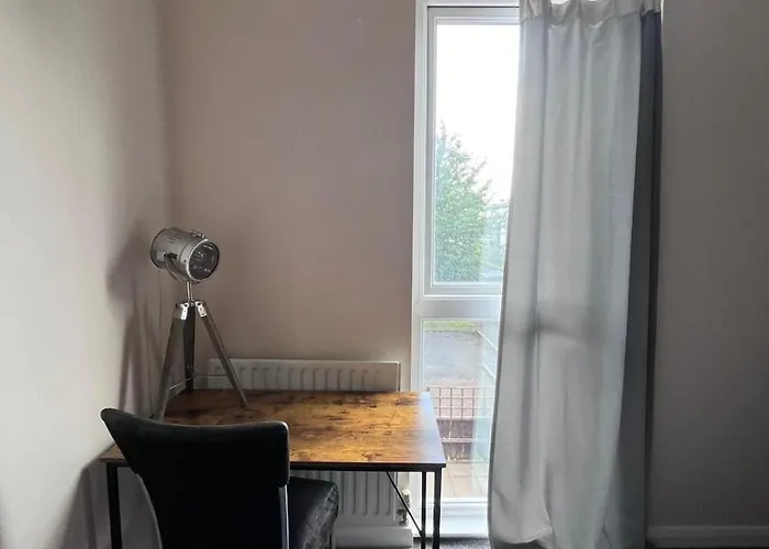 Cute 3 Bedroom House Near Etihad Stadium And Coop Arena With Parking *