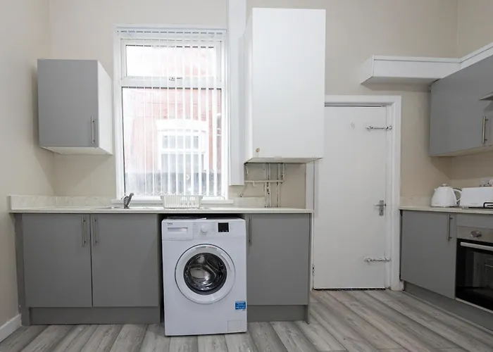 Modern 3br House In Manchester, Ideal For Families, Sleeps 7 *