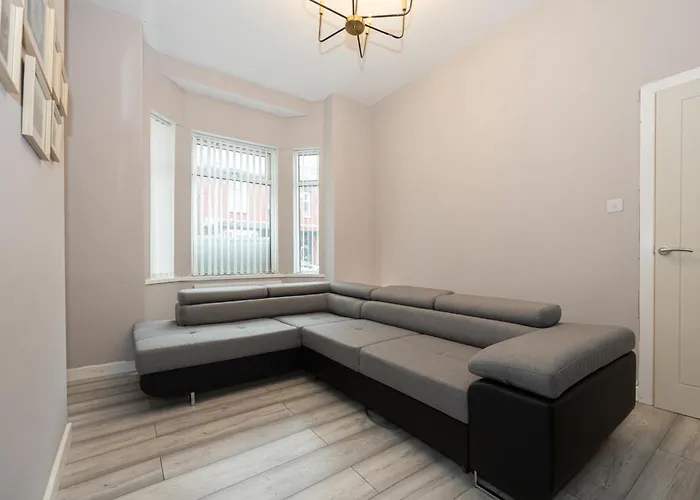 Modern 3Br House In Manchester Free Parking, Fast Wifi & Smart Tv Sleeps 7