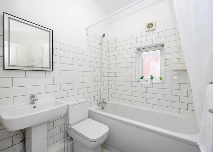 Modern 3br House In Manchester, Ideal For Families, Sleeps 7 *