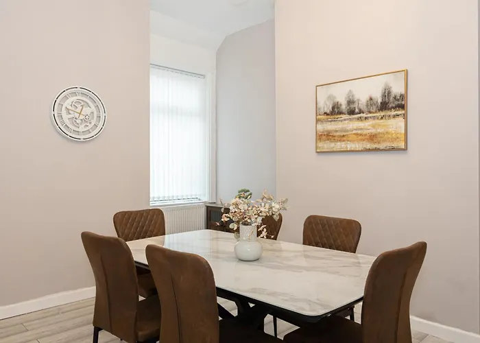 Modern 3br House In Manchester, Ideal For Families, Sleeps 7 *