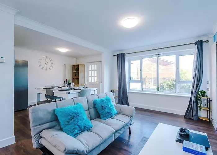 New Spacious House, Pool Table, Driveway Parking And Ps4