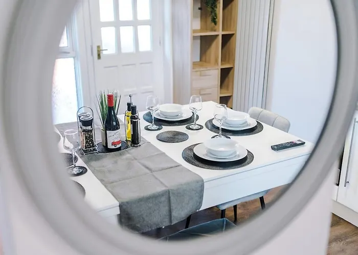 New Spacious House, Pool Table, Driveway Parking And Ps4 * 맨체스터